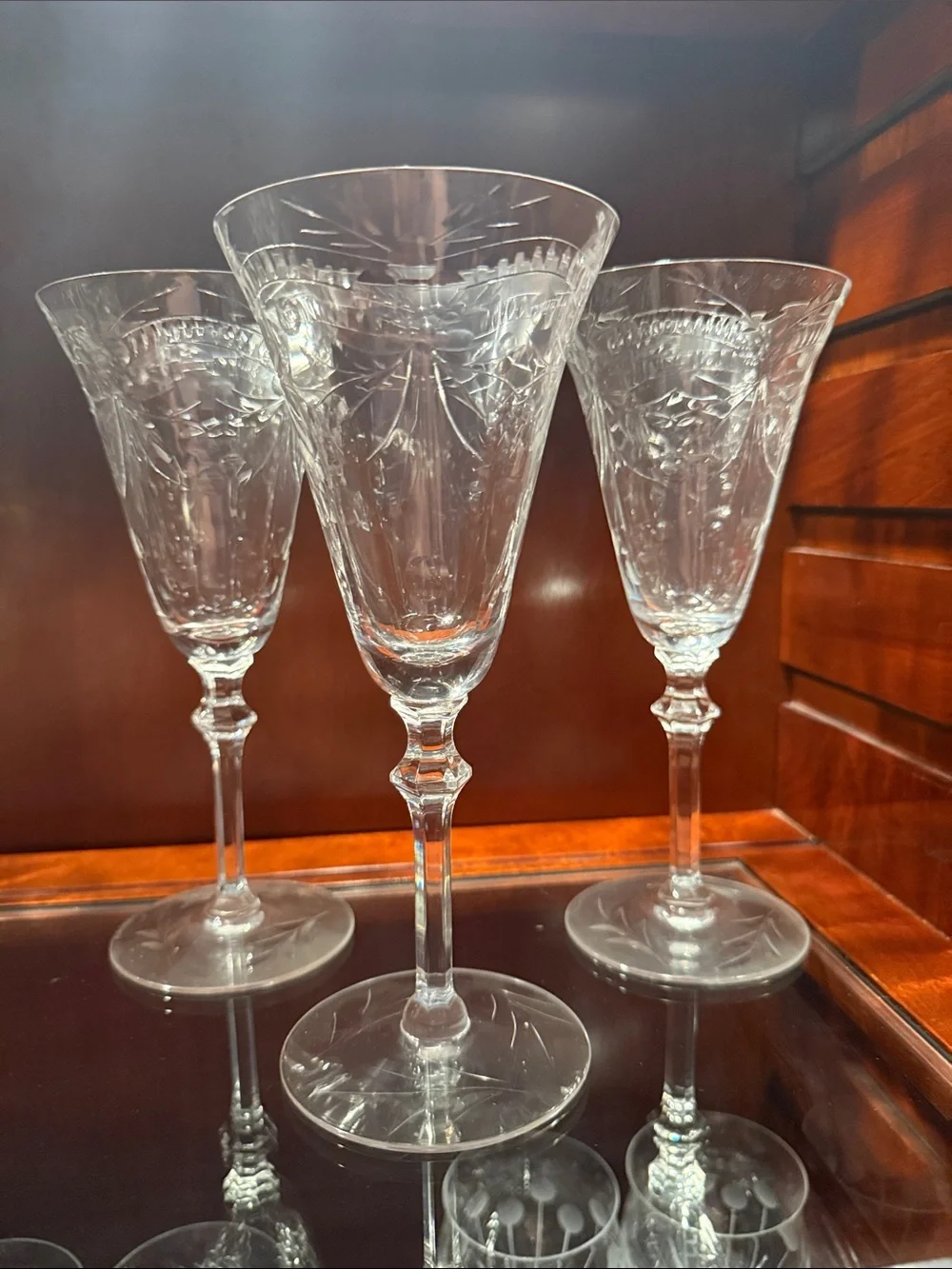 Elegant Etched Crystal Wine Glass - Clear